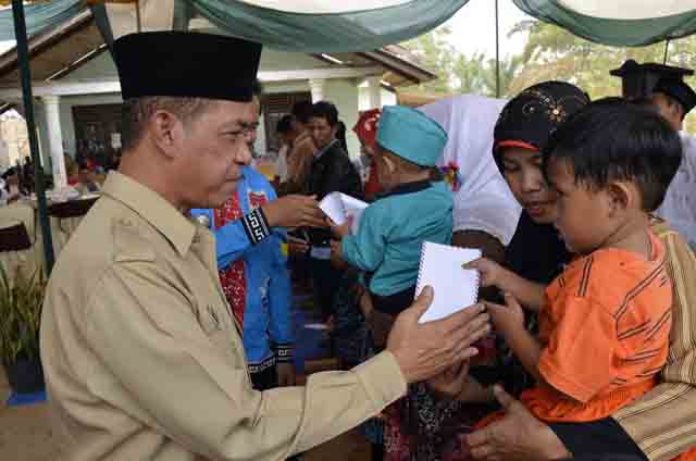 Hadiri Pengajian, Bupati Khamami Bagikan KIS