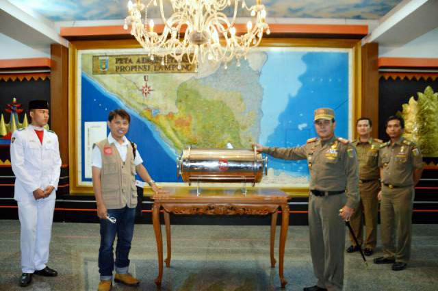 Tim Ekspedisi Kapsul Waktu Tiba di Kantor Gubernur