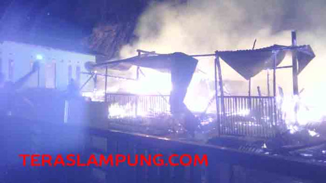 Si Jago Merah Lalap Lima Rumah Warga Sukamenanti Baru
