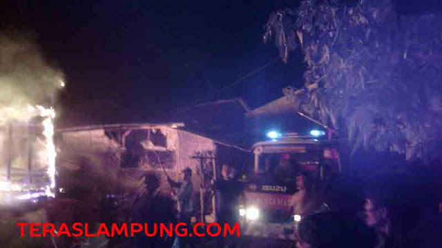 Petugas kebakaran berusaha menjikkan api di sekitar lokasi kebakaran di Kelurahan Sukamenanti Baru, Kedaton, Bandarlampung, Rabu malam.