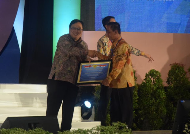 Bupati Khamami Terima Penghargaan dari Menteri Keuangan