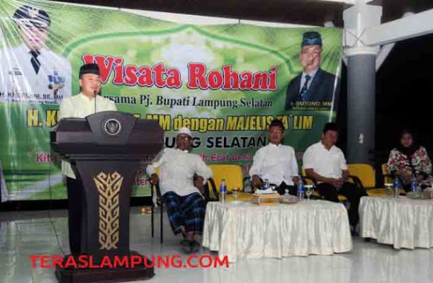 Kherlani Berangkatkan Majelis Taklim Berwisata Rohani ke Masjid Kubah Emas