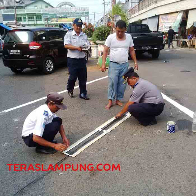 Dishub Lampung Utara Buat Marka Parkir di Kawasan Pasar Dekon