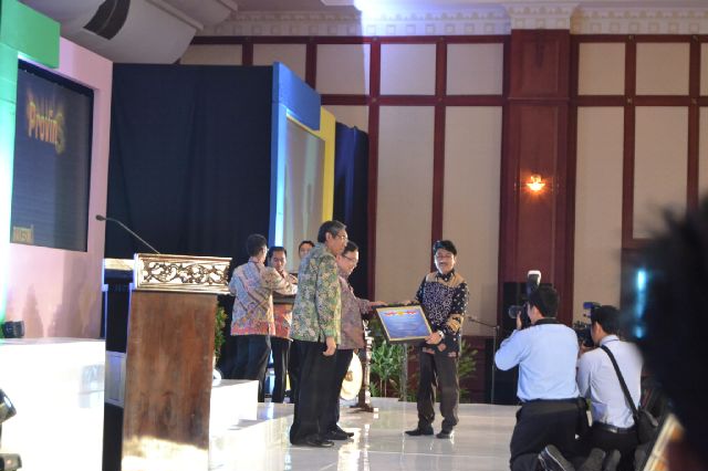 Lampung Menerima Penghargaan WTP 2014 dari Menteri Keuangan