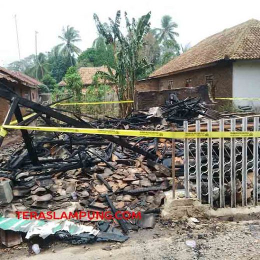 Rumah Suparno di Kotabumi Udik Ludes Terbakar