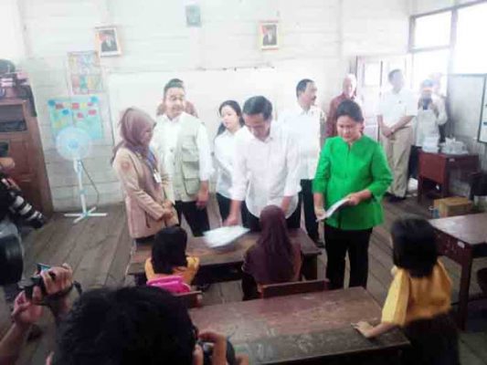 Presiden Jokowi Kunjungi Sekolah Aman Asap di Palangkaraya