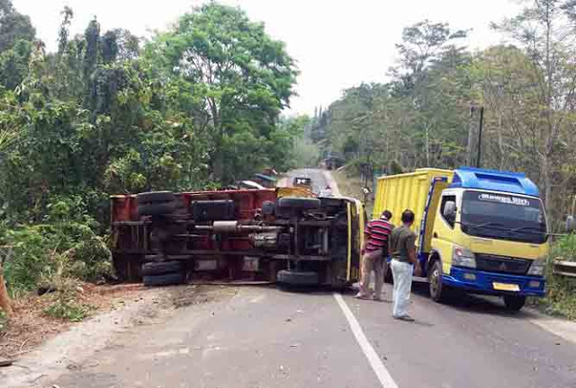 Truk Pengangkut Oli Bekas Terguling di Jl. Raden Imba Kesumaratu