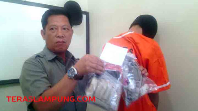 Warga Kaliawi Bandarlampung Ditangkap Polisi saat akan Antar Ganja