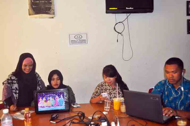 Hari Batik Nasional, Para Wartawan pun Liputan Berbaju Batik