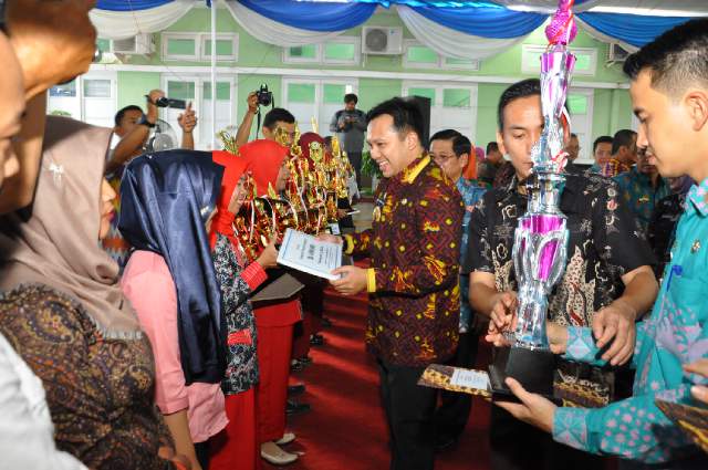 Gubernur: Tenaga Kesehatan Harus Miliki Semangat Melayani dan Memberdayakan Masyarakat