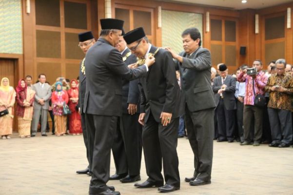 Prof. Dr. Ir. Hasriadi Mat Akin, M.P. Dilantik sebagai Rektor Unila