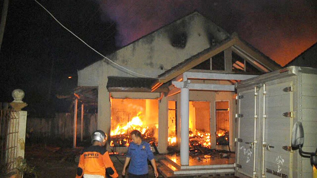 Bupati Lampura Pimpin Padamkan Kebakaran di Jl. Kapten Mustofa Kotabumi