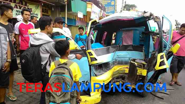 Sopir Ugal-Ugalan, Dua Angkot Rajabasa-Tanjungkarang Ringsek