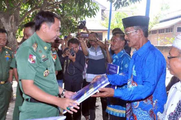 Agung Serahkan Bantuan Alat Pertanian dan Ternak kepada Ratusan Kelompok Tani