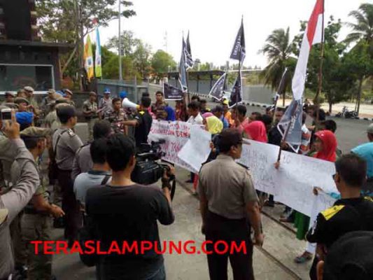Protes Bau Peternakan Ayam, Warga Desa Bangun Rejo Unjukrasa ke Pemkab Lamsel