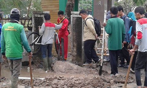 Bandarlampung Diguyur Hujan, Got Mampat di Depan Gerbang IAIN