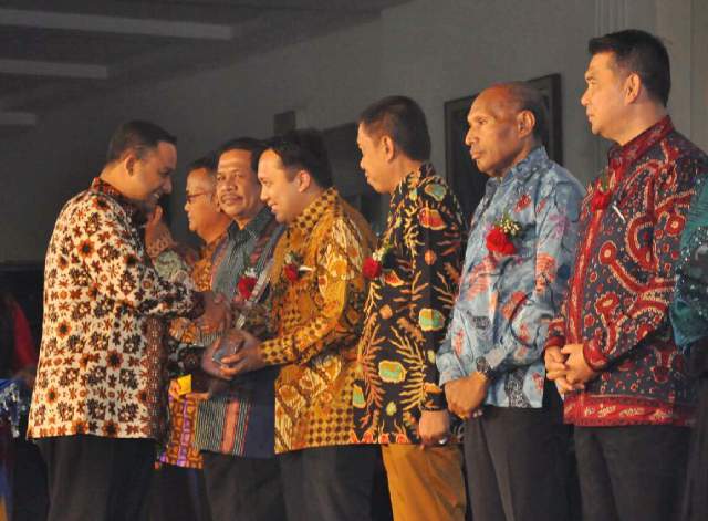 Gubernur Lampung Raih Penghargaan Ki Hajar Dewantara