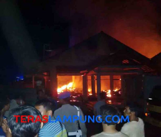 Kebakaran Gudang Deterjen di Kotabumi, Hampir Dua Jam Api Baru Bisa Dijinakkan