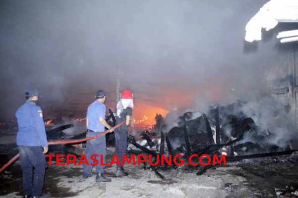 Dalam Waktu Satu Jam, Gudang “Istana Mebel” Habis Terbakar