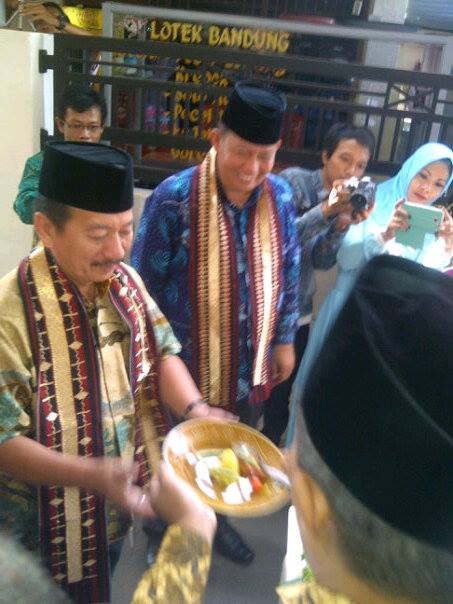 Pilkada Bandarlampung: Di Kaliawi, Herman HN Dapat Kejutan Tumpeng
