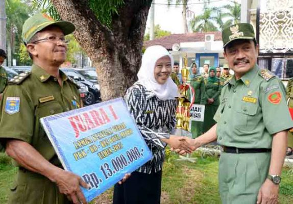 Chrisna Putra Serahkan Penghargaan kepada SKPD Terbaik