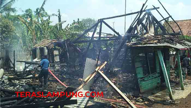 Dua Rumah di Jalan Radein Intan Kotabumi Ludes Terbakar