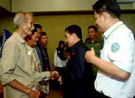 Pj Walikota Metro Serahkan KIS Tahap II untuk 21.951 Warga