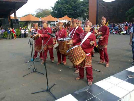 Video: Penampilan Tim Lamsel pada Karnaval Keprajuritan Nusantara 2015 di TMII