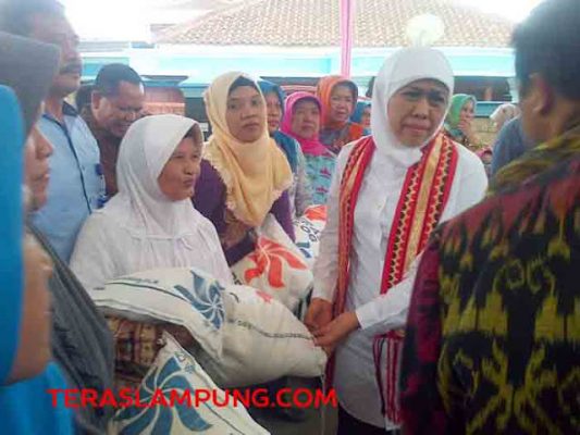 Monitoring di Tanjung Agung, Mensos Gratiskan Beras Rastra untuk Ratusan KK