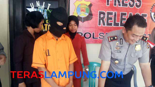 Kenalan Via Facebook, Kr Cabuli Pacarnya di Atas Sepeda Motor