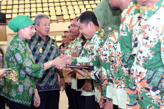Para Penyuluh Pertanian, Perikanan, dan Kehutanan Teladan Terima Penghargaan