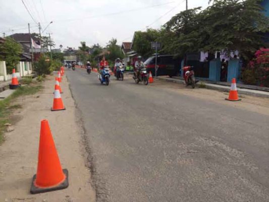 Antisipasi Kemacetan, Sisi Jalan Raya Pesisir Kalianda Dipasangi Rambu Pembatas