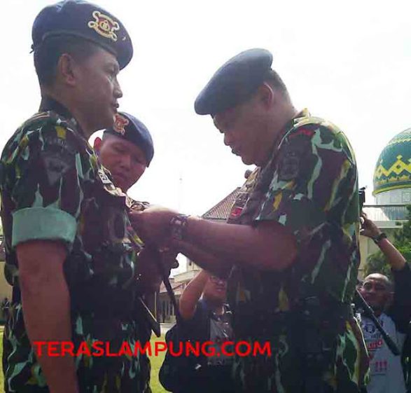 Kapolda Lampung Dianugerahi Sebagai Anggota Keluarga Besar Brimob