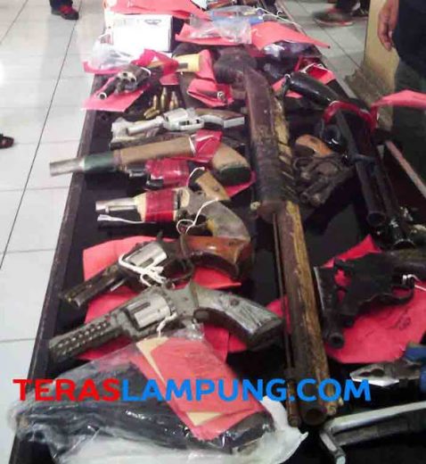 Polda Lampung Sita 71 Pucuk Senpi Rakitan Hasil Penindakan dan Penyerahan Masyarakat