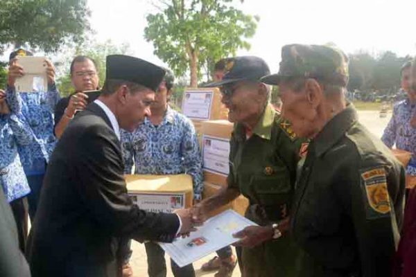Peringati Hari Pahlawan, Pemkab Mesuji Santuni Para Veteran
