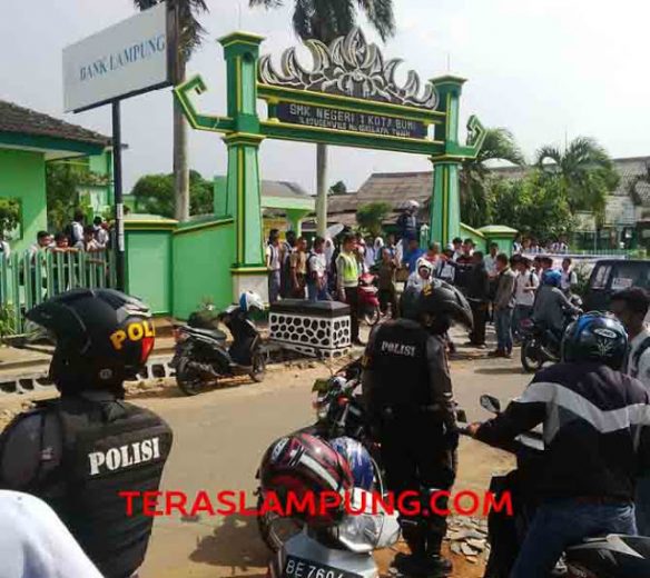 Ratusan Siswa SMKN 3 Kotabumi Serang SMKN 1