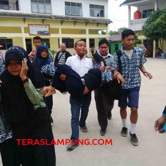 Heboh Puluhan Siswa SMPN 1 Kotabumi Kesurupan