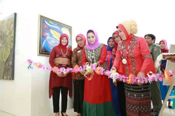Aprilani Yustin Buka Pameran Seni Rupa dan Batu Akik di Metro