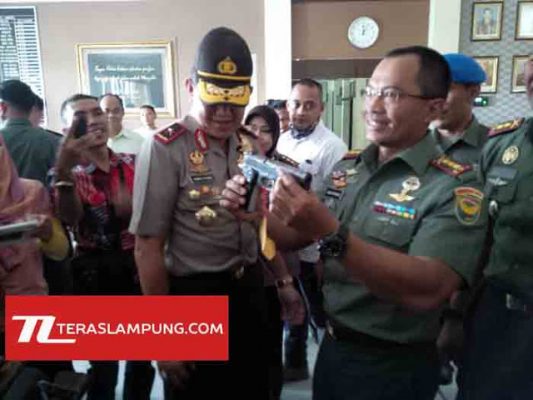 Korem 043 Gatam Serahkan 131 Pucuk Senjata Api Ilegal