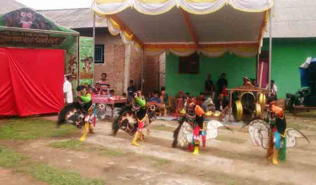 Kesenian Kuda Lumping Meriahkan Acara Khitanan DPD PKS Lampung Timur