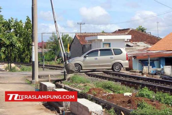 Lintasan Kereta Api di Jl. Sonokeling Bandarlampung Tanpa Penjaga