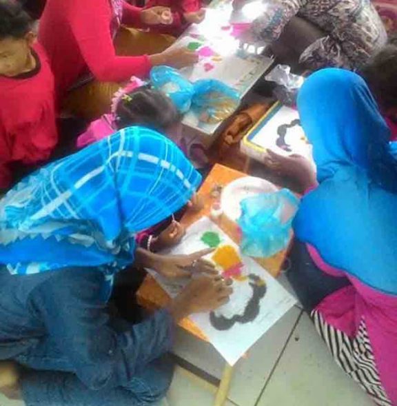 Lomba Baca Puisi dan Kolase Semarakan Hari Ibu Fatayat Way Kanan