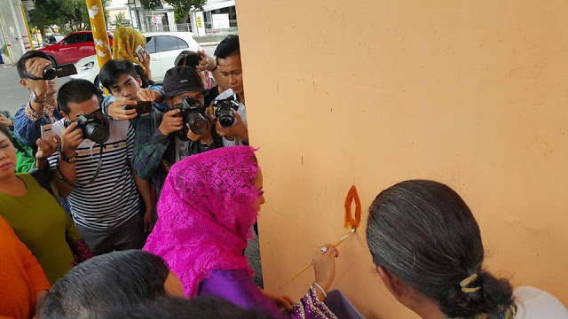 Yustin Buat Goresan Awal Lukisan Mural di Fly-Over Jalan Gajahmada