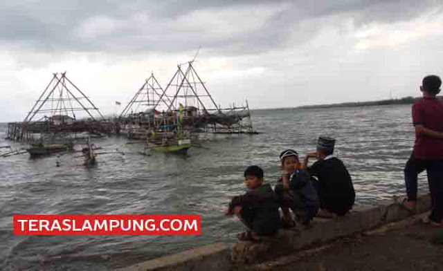 Cuaca Ekstrem Hentikan Aktivitas Nelayan Bagan Kalianda