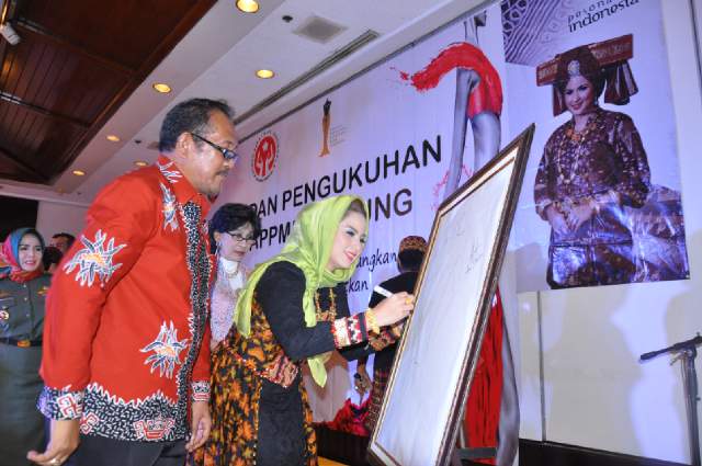 Gubernur Lampung Imbau Para Desainer Lampung Konsisten dengan Bahan Etnik