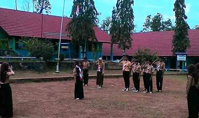 Tutup Semester Ganjil, Anggota Pramuka SMPN 4 Baradatu Gelar Persami