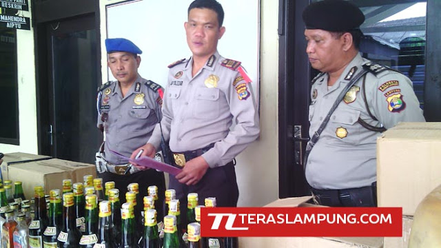 Polsekta Panjang Sita 104 Botol Miras dan 120 Liter Tuak