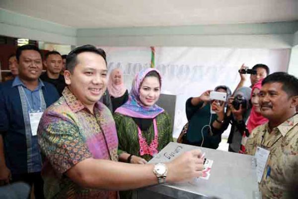 Gubernur Ridho Ficardo Mencoblos di TPS 7 Kelurahan Sumur Batu