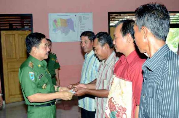 Chrisna Putra Serahkan Dana Operasional Ketua RT-RW Metrro Selatan