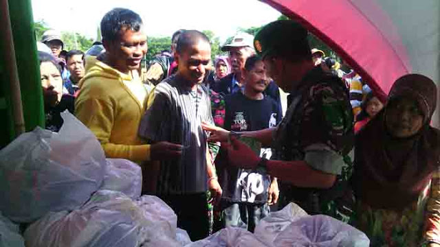 Hari Juang Kartika, Korem 043 Gatam Bagikan 450 Paket Sembako kepada Masyarakat